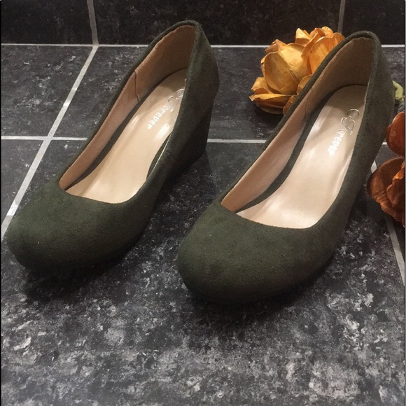 Shoes - 🛍👠Forever Faux Suede Wedge Pumps
